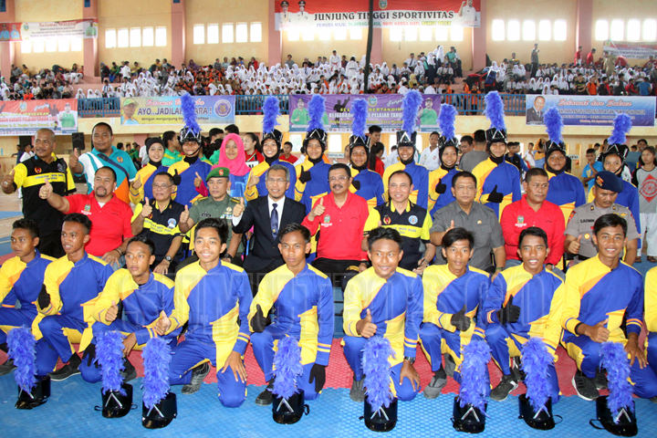 HT Erry Nuradi diabadikan bersama para atlet Marching Band Sumut, Senin (14/8).
