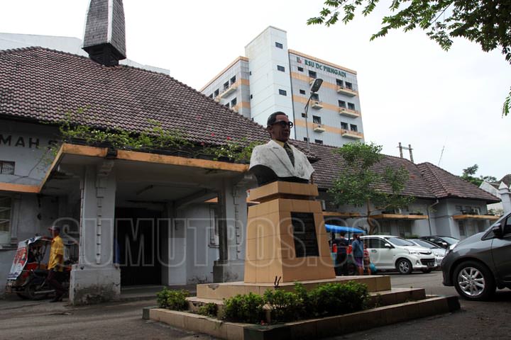 TRIADI WIBOWO/SUMUT POS Sejumlah keluarga pasien melintas di halaman gedung Rs. Sakit Pirngadi Medan, Jumat (29/8)