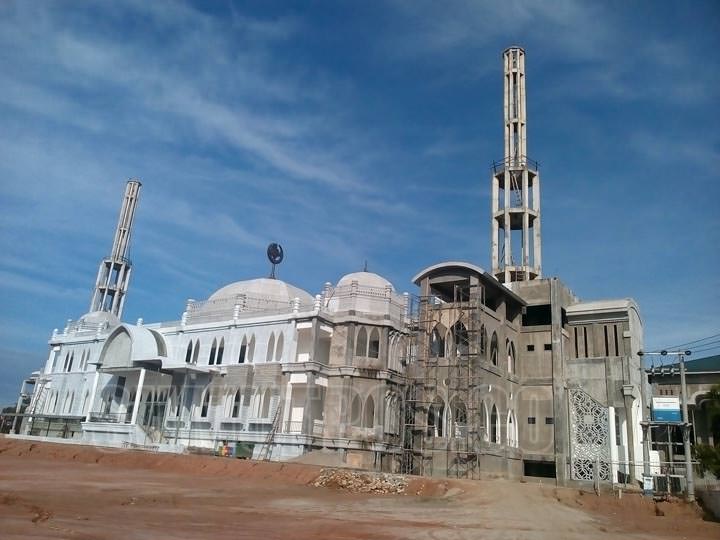 Foto: Sopian/Sumut Pos Keterangan Foto: Tampak Masjid Agung yang berada di Jalan KL Yos Sudarso Kota Tebingtinggi terlihat dalam pengecetan.
