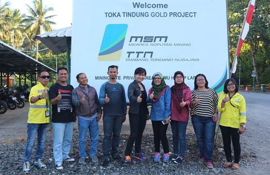Foto: Corcom Martabe Rombongan studi banding jurnalis Sumatera Utara dan PT Agincourt Resources berfoto bersama di depan gerbang proyek tambang emas Toka Tindung, Kabupaten Minahasa Utara, Sulawesi Utara.