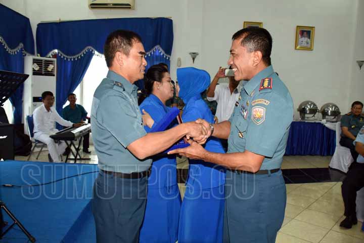 Foto: Fachril/Sumut Pos Komandan Lantamal I Kolonel Laut (P) Ali Triswanto SE MSi beserta istri bersalaman saat pisah sambut dengan pejabat lama.
