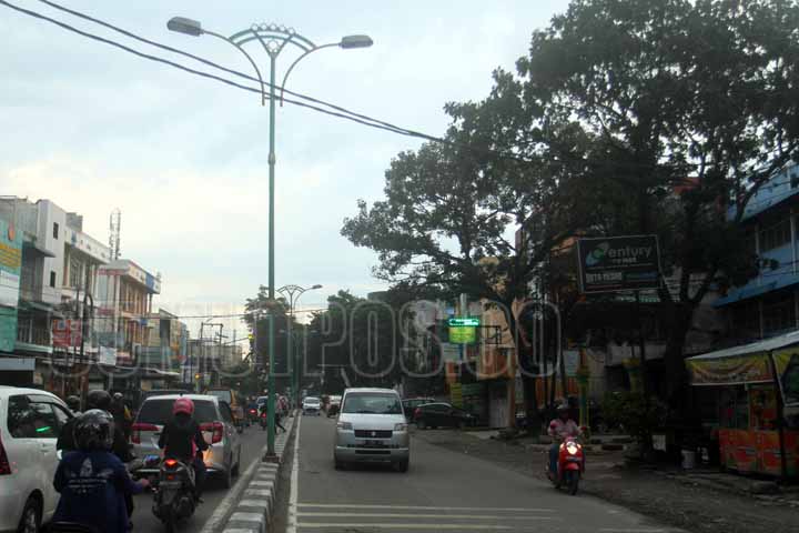 Sutan Siregar/Sumut Pos_ Kenderaan melintas di bawah jajaran lapun jalan di jalan Yos Sudarso Medan, Jumat (12/5)