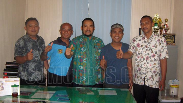 FOTO: LSP MEDAN BERSAMA: Kabid Peningkatan Prestasi Olahraga Dispora Kota Medan Drs Azam Nasution MAP bersama pelatih tim sepakbola SMPN 28 Drs Parlindungan Sitepu dan manajer Suroto ST serta pelatih SMA Budi Agung Andre Saputra.