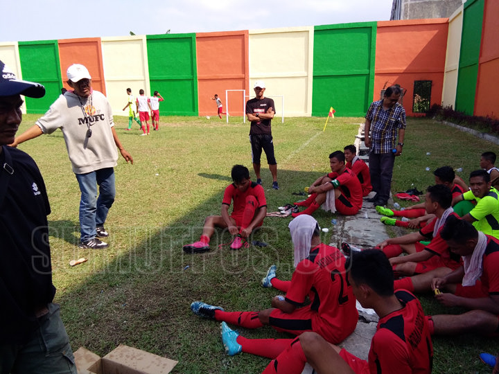 Foto: Deking Sembiring Penasehat teknik Medan Soccer, Amrustian memberikan arahan kepada pemain.