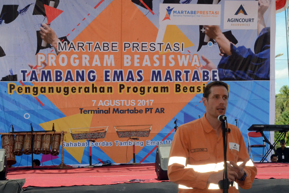 Foto: Martabe for Sumut Pos General Manager Operations PT Tambang Emas Martabe Ed Cooney memberikan kata sambutan pada acara Penganugerahaan Program Beasiswa Martabe Prestasi, Senin, 7 Agustus 2017.