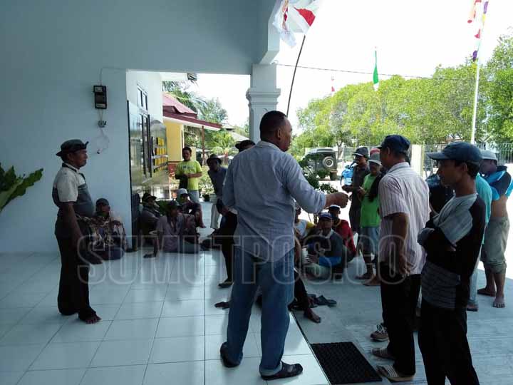 Foto: SURYA HASIBUAN/SUMUT POS PROTES: Nelayan tradisional Pantai Cermin protes beroperasinya kapal keruk pasir di Kantor unit Penyelenggara Pelabuhan Kelas III di Desa Kota Pari, Kecamatan Pantai Cermin, Senin (14/8).