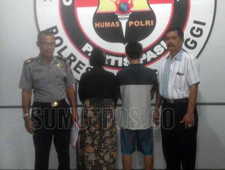 Foto : SOPIAN/Sumut Pos  DIAMANKAN: Mak Cum dan Syahdan ketika diamankan di Polres Tebingtinggi.