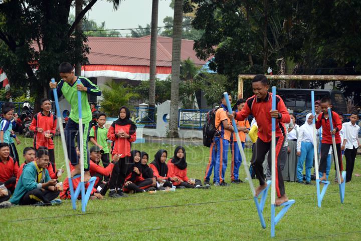 Beberapa siswa dari berbagai sekolah berlomba enggrang dalam menyambut HUT ke-72 RI, Rabu (9/8).