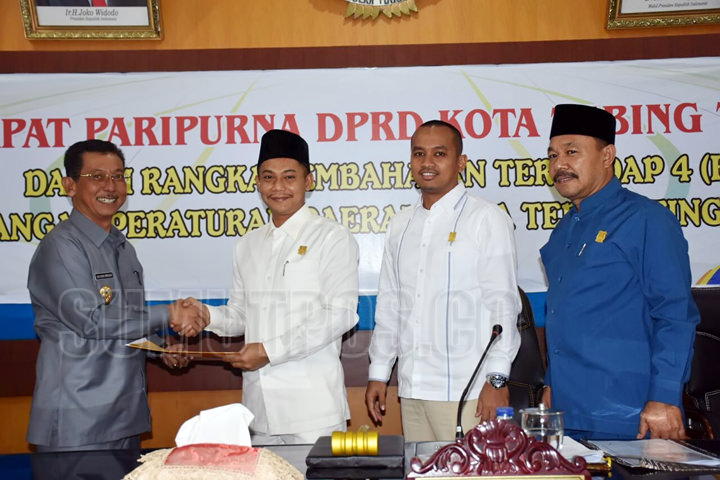 Foto: Sopian/Sumut Pos  SERAHKAN: Wakil Wali Kota Tebingtinggi H Oki Doni Siregar menyerahkan nota jawaban kepada Ketua DPRD Tebingtinggi Muhammad Yuridho Chap didampingi Wakil Ketua Muhammad Hazly Azhari Hasibuan dan Chairil Mukmin Tambunan, Jumat (4/8).