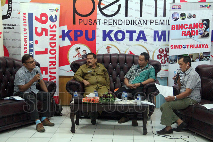 Kepala Badan Kesbangpol Kota Medan Ceko Wakhda Ritonga pada acara pembahasan pilkada di Kantor KPU Medan, Senin (14/8).