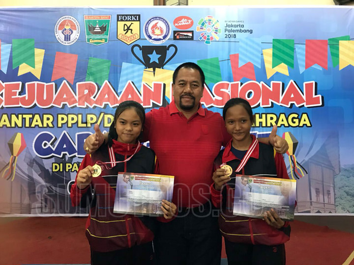 Kadisporasu, Baharuddin Siagian bersama para atlet peraih emas Kejurnas Karate PPLP dan SKO.