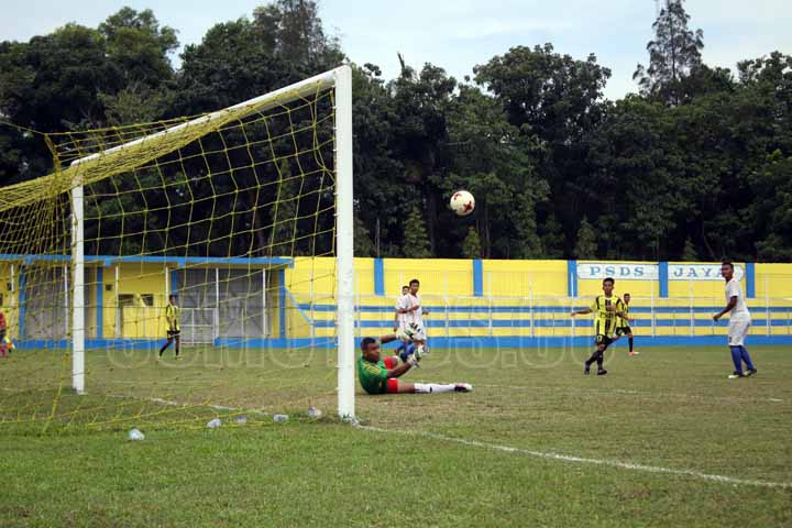 Foto: Batara/Sumut Pos Pemain PSDS mencetak gol ke gawang Agtagana FC.