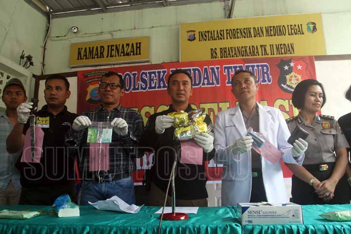SUTAN SIREGAR/SUMUT POS PAPARAN_Kapolrestabes Medan Kombes Pol Sandi nugroho (tengah) beserta jajaran menunjukan barang bukti narkoba yang di RS Bayangkara Medan, Minggu (13/8) Polisi berhasil mengamankan narkoba jenis sabu sebanyak 2kg, dan pelaku ditemb