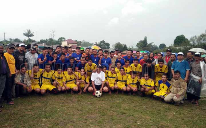 Foto: Solideo/Sumut Pos Skuad Paribun foto bersama usai memastikan Juara Piala Asosiasi Kecamatan Barusjahe.