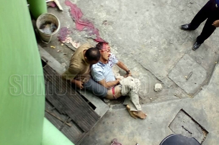 Foto: TEDDY AKBARI/SUMUT POS TEWAS: Petugas mengevakuasi jasad Samanta Sitepu yang tewas setelah lompat dari lantai 4 Rumah Sakit Al-Fuadi, Rabu (2/8).