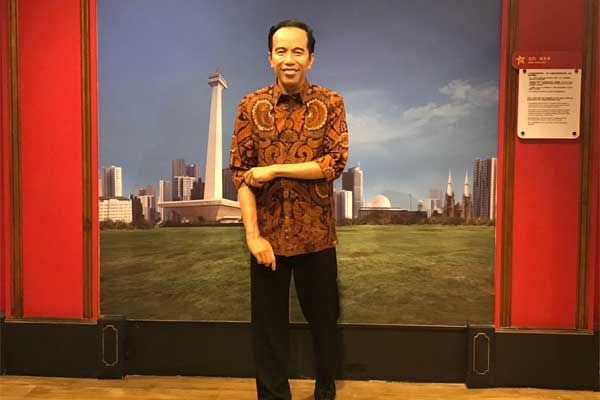 Patung lilin dengan figur Presiden Joko Widodo yang dipamerkan di Museum Madame Tussauds Hongkong berubah dari pakaian kemeja menjadi memakai batik. 