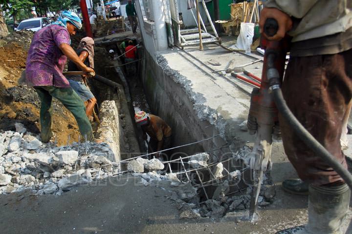 Foto: SUTAN SIREGAR/SUMUT POS MEMBONGKAR_Beberapa pekerja membongkar drainase yang berada di Jalan Sisingamangaraja Medan, Kamis (6/7) Pembongkaran tersebut guna memperlebar drainase agar aliran air dapat berjalan lebih baik.