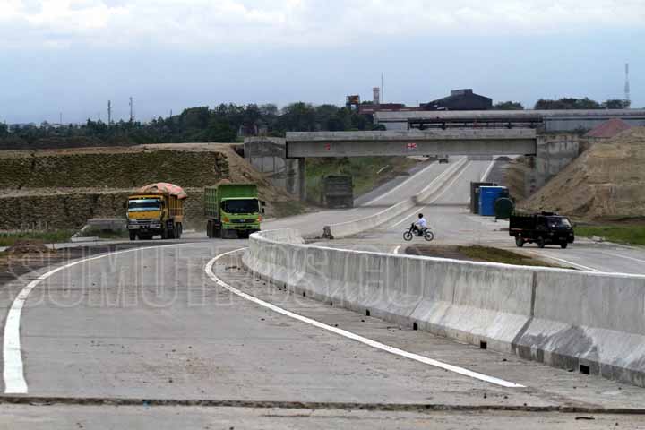 SUTAN SIREGAR/SUMUT POS PENGERJAAN TOL MEDAN-BINJAI_Pekerja menyelesaikan proyek pembangunan jalan Tol Medan-Binjai dikawasan Jalan Megawati Binjai, Rabu (1/3).  Jalan tol sepanjang 16,8 kilometer yang akan menghubungkan dua kota di Sumatera Utara Medan d