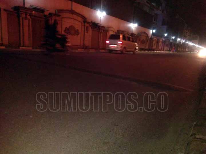 Foto: PRAN HASIBUAN/SUMUT POS POLISI TIDUR: Polisi tidur berdiri di Jalan Mustang atau sekitar komplek perumahan elit di Kecamatan Medan Polonia. Foto diambil Sabtu malam (12/8).