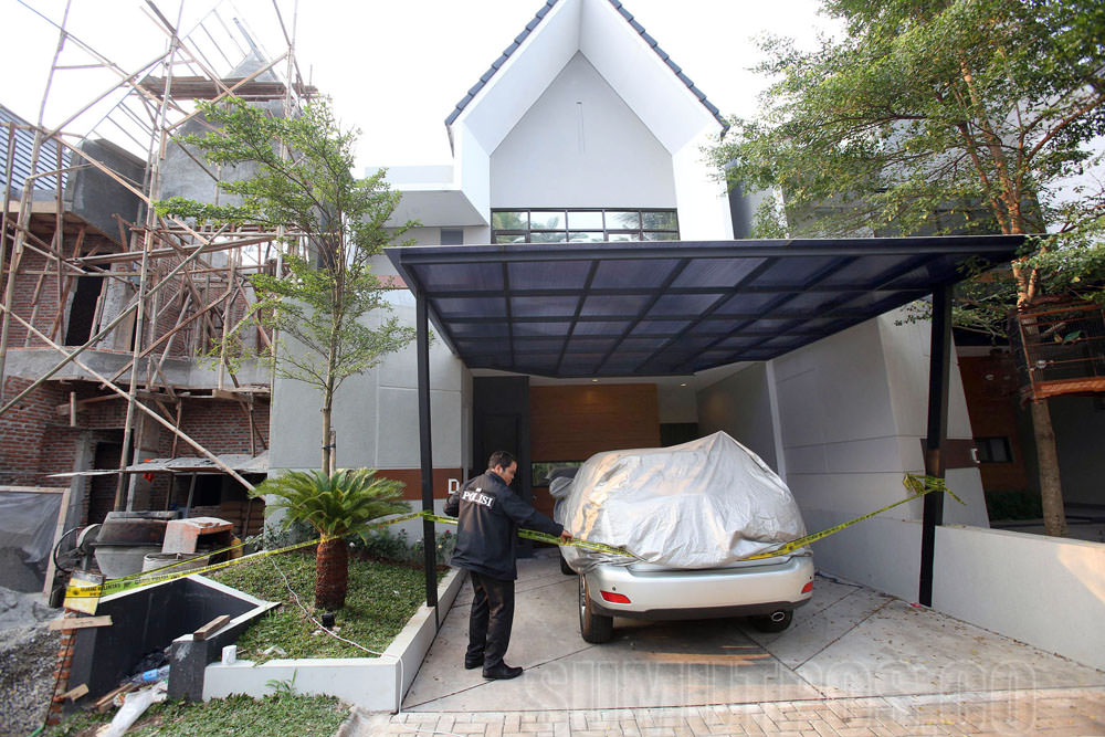 FOTO:MIFTAHULHAYAT/JAWA POS Penyidik Bareskrim Polri memasang garis polisi di rumah Komisaris First Travel, Kiki Hasibuan alias Siti Nuraidah di Vasa Kebagusan, Jl Kebagusan Dalam IV, Jakarta Selatan, Jumat (18/8/2017). Penyidik menyita rumah Kiki dan men