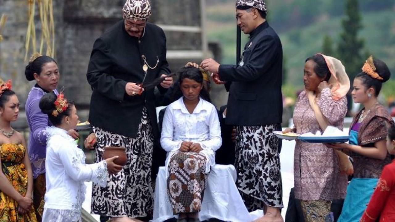 Dieng Culture Festival (DCF) 2017 berakhir dengan ritual potong rambut sembilan anak berambut gimbal (gembel) di Kawasan Wisata Dataran Tinggi Dieng, Kabupaten Banjarnegara, Jawa Tengah, Minggu, (6/8).