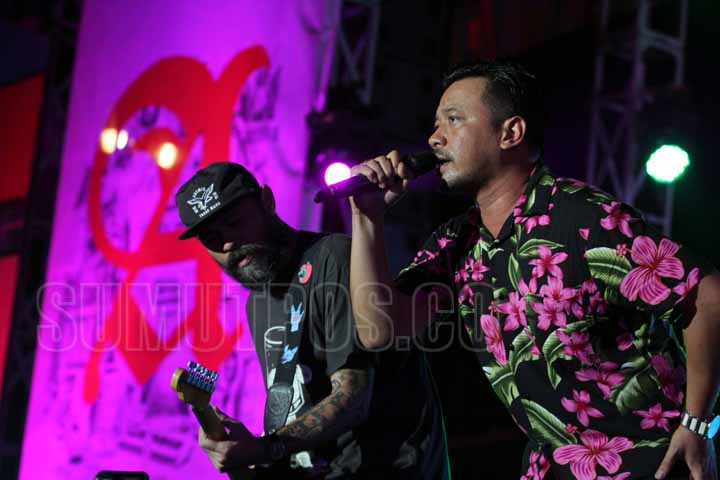 SUTAN SIREGAR/SUMUT POS ROADTOSOUNDRENALINE_Grub Band shaggydog menghibur penonton yang hadir pada acara Road To Soundrenaline di Lanud Soewondo Medan, Sabtu (12/8) Acara tersebut adalah rangkaian kegiatan sebelum acara puncak Soundrenaline di GWK Bali.