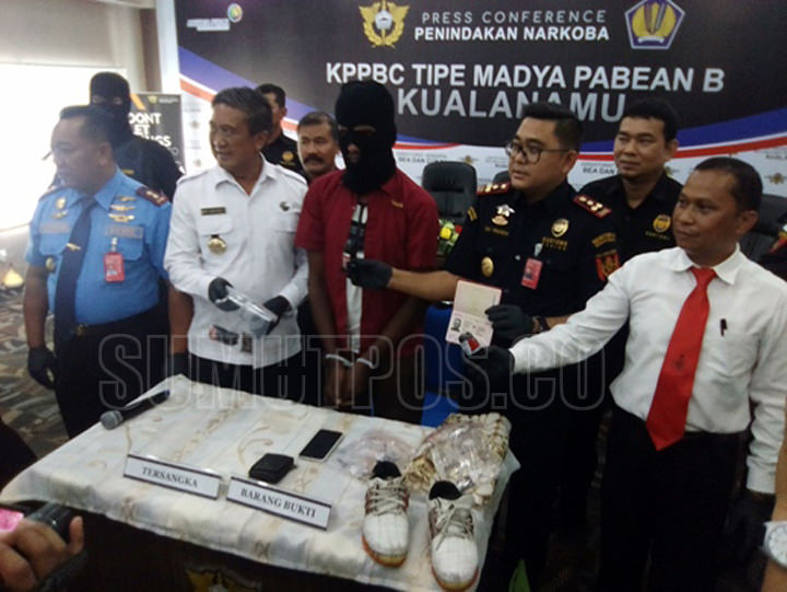 Tan Shurendar kurir sabu yang berhasil diamankan pada Kamis (3/8).