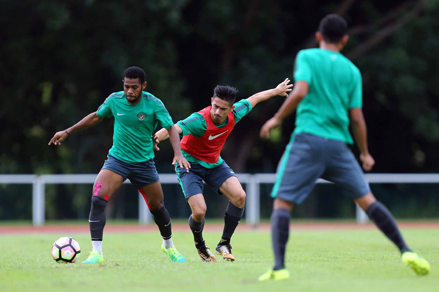 Pemain Timnas U-22 Yabes Roni (kiri) dan Gavin Kwan saat berlatih di Stadion UKM, Kuala Lumpur, Malaysia, Minggu (13/8/17). Timnas akan melakoni partai perdana Grup B Sea Games Kuala Lumpur kontra Thailand di Stadion Shah Alam, Selasa, (15/08/17). FOTO: H