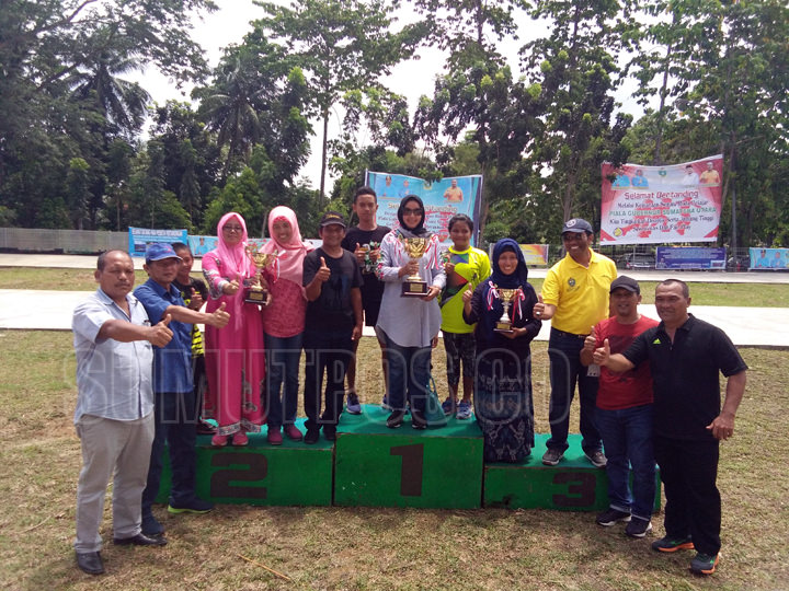 Foto: Deking Sembiring/Sumut Pos JUARA: Gubsu diwakili Plt Sekretaris Dispora Sumut, Drs Sujamrat Amro dan Kabid Peningkatan Prestasi Olahraga Dispora Sumut Josua Sinurat bersama juara umum.