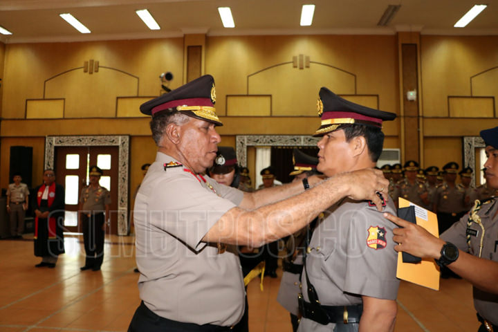 Foto : IG Polda Sumut Kapolda Sumut Irjen Pol Paulus Waterpauw serah terima jabatan Dir Resnarkoba Polda Sumut, Senin (13/8/2017).