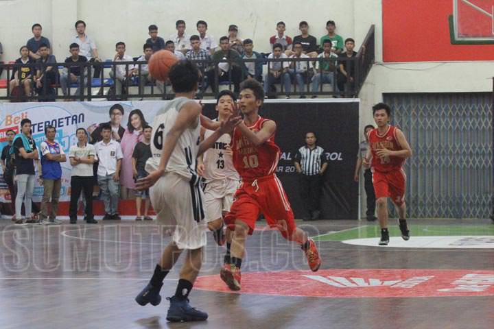 Foto: Sutan Siregar/Sumut Pos SMA Sutomo 1 Medan kontra SMA Dr. Wahidin Medan.