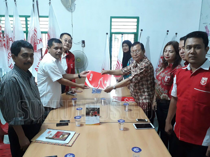 Foto : Andika/Sumut Pos H.Sahril Tumanggor (kemeja putih kiri) saat menyerahkan berkas pendaftaran sebagai kandidat Gubernur Sumatera Utara periode 2018-2023 ke PKPI Sumut, Jalan Setia Jadi, Medan. (10/8).