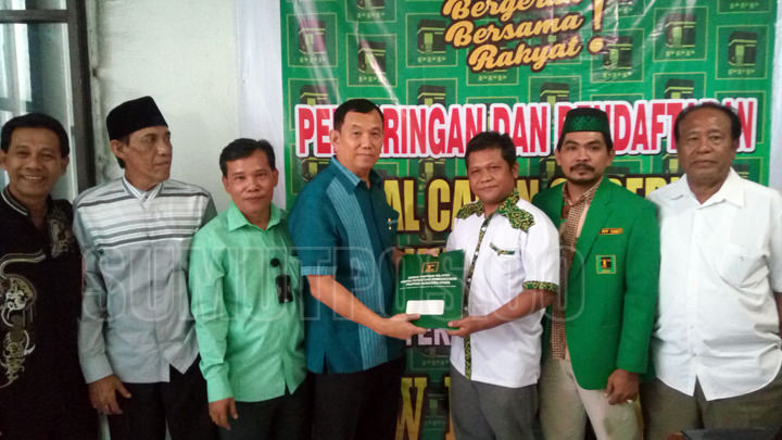 Foto: Andika/Sumut Pos Balon Gubsu, Tuani Lumbantobing (kemeja biru) saat menyerahkan berkas pendaftaran ke Sekretaris Panitia Penjaringan DPW PPP, Mursal Harahap (kemeja putih) di Sekretariat Jalan Raden Saleh, Jumat (18/8).