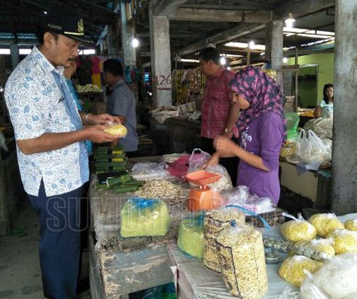 Foto: TOMI SANJAYA LUBIS/SUMUT POS SIDAK: Kabid Perdagangan Dinas Koperaasi dan Perdagangan Asahan, Emran melakukan sidak mie formalin di Pasar Tradisional Kisaran.