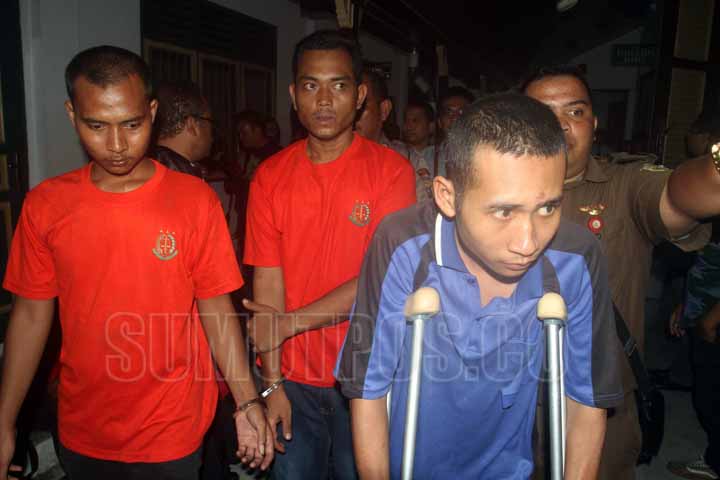 SUTAN SIREGAR/SIREGAR SIDANG_Tersangka kasus pembunuhan sekeluarga di mabar andi syahputra (kiri) bersama andi lala (tengah) dan Roni (kanan) dihadirkan dalam persidangan di Pengadilan Negeri Medan, Rabu (30/8) ketiganya menjalani sidang perdana di pengad