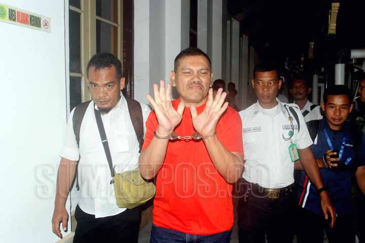 SUTAN SIREGAR/SIREGAR SIDANG VONIS_Tersangka kasus penistaan agama Antoni Hutapea mendengarkan vonis hakim di pengadilan negeri Medan, Senin (15/8) Antoni Hutapea divonis bersalah dan dijatuhkan hukuman kurungan penjara 2 tahun 8 bulan.