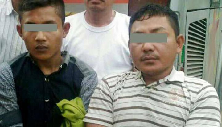 Dippu Sitompul didampingi putranya Daniel Sitompul, pembunuh istrinya Dewi Hutagalung, di Desa Janji Matogu, Madina.