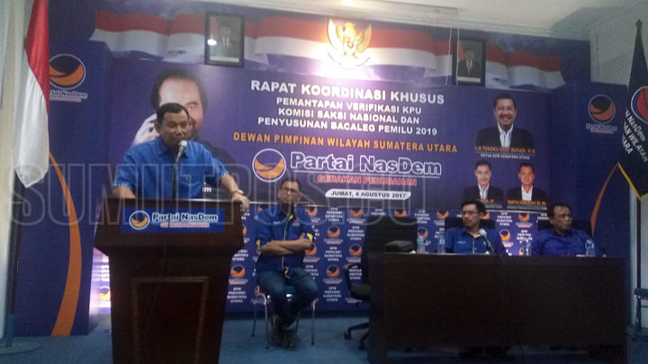 Foto: Andika/Sumut Pos Tuani Lumbantobing (berdiri) saat memberikan kata sambutan dan menjawab pertanyaan wartawan usai menyerahkan dokumen pendaftaran ke tim penjaringan DPW Partai NasDem Sumut, Selasa (15/8).