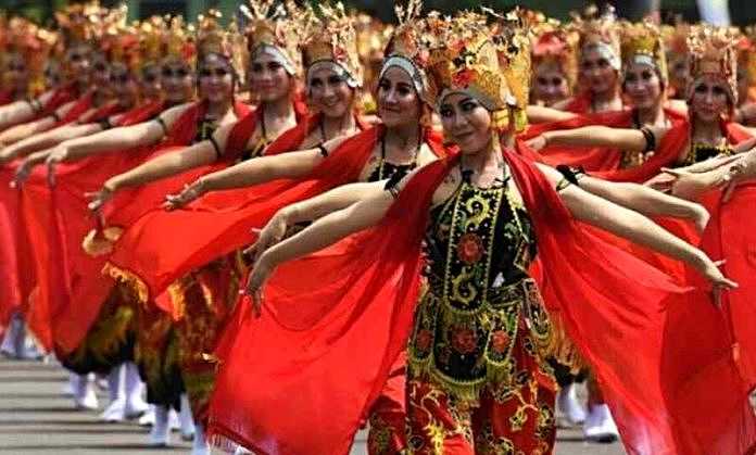 Tarian Jejer Kembang Menur dari Banyuwangi, mendapat pujian dari Presiden Jokowi saat tampil di Istana Negara, Kamis (17/8/2017).