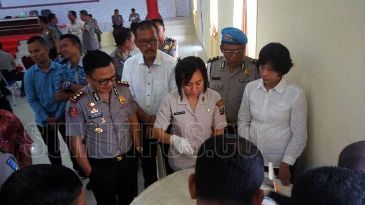 Foto: Fachril/Sumut Pos AKBP Yemi Mandagi Sik bersama Tim Dokkes saat tes urine Polres Pelabuhan Belawan.