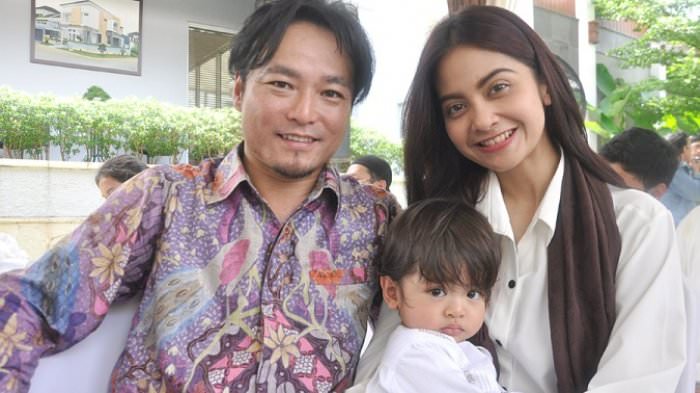 Tiwi T2 saat masih mesra bersama suami dan putranya.