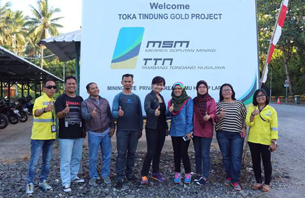 Foto: Corcomm Martabe for Sumut Pos Jurnalis dan Corcomm Tambang Emas Martabe foto bersama di pintu masuk menuju Tambang Emas Toka Tindung PT Meares Soputan Mining di Kabupaten Minahasa Utara, Sulawesi Utara.