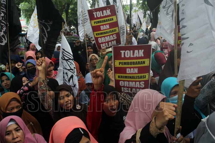 SUTAN SIREGAR/SUMUT POS Demo_Ratusan massa yang tergabung dari Aliansi mahasiswa muslim dan umat islam melakukan aksi unjuk rasa di depan kantor DPRD Sumut Jalan Imam Bonjol Medan, Jumat (18/8) Dalam aksinya mereka menolak peraturan pemerintah mengganti u