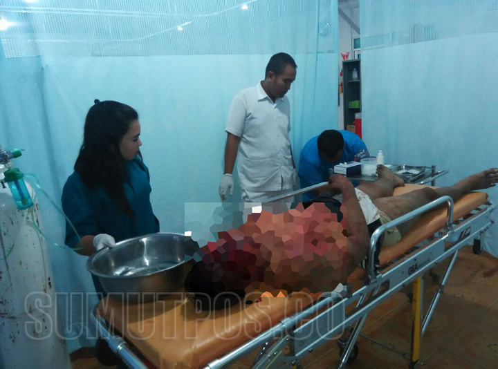 Foto: Teddy Akbari/Sumut Pos DIVISUM: Edi Harianto tewas setelah diamsuk massa. Petugas melakukan visum di RS.