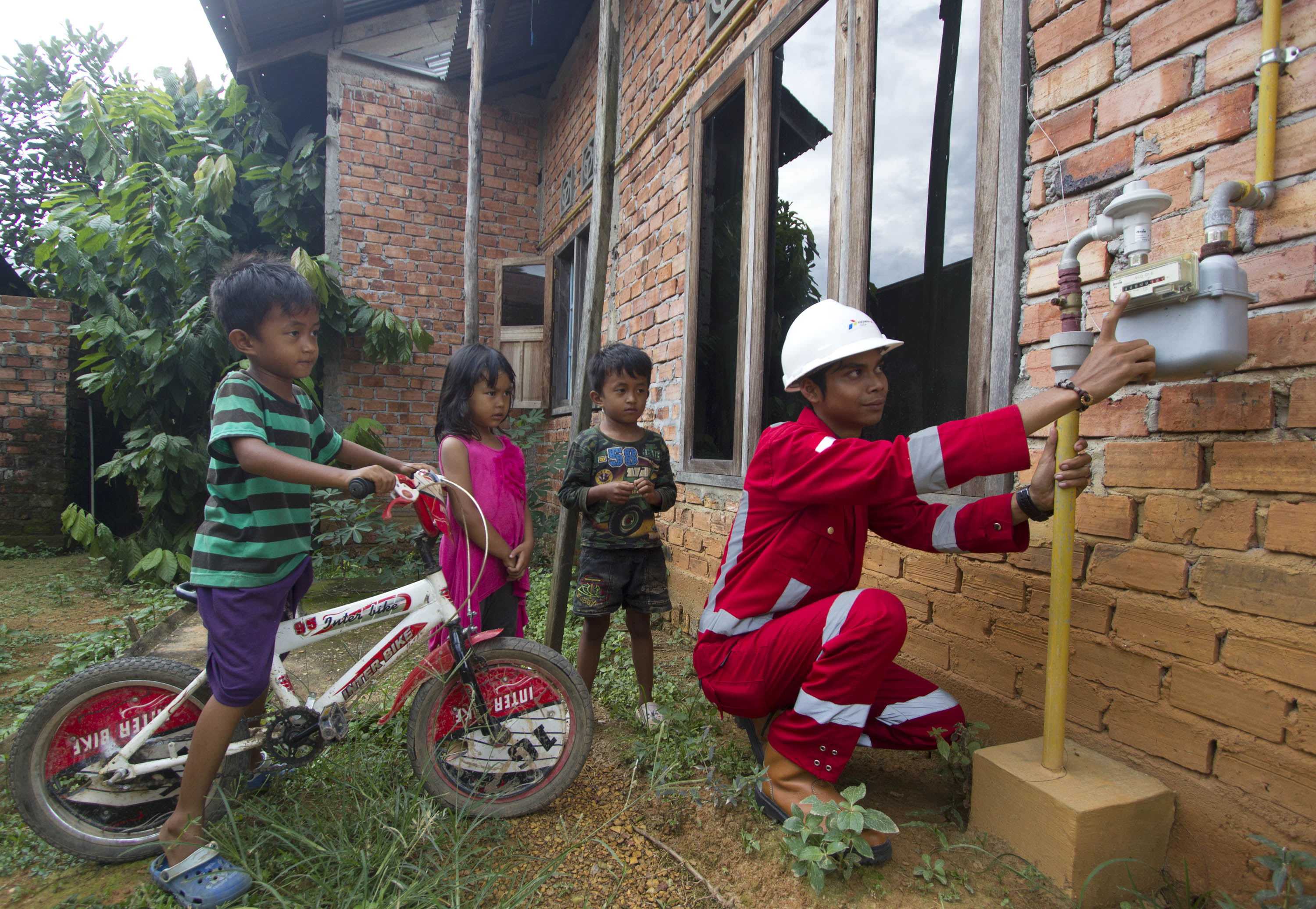 Petugas PT. Pertagas Niaga mengontrol meteran gas yang terpasang di rumah penduduk di Kelurahan The Hok, Jambi, Kamis (9/4). PT. Pertagas Niaga membuat instalasi jaringan gas kota guna menyalurkan gas sebesar 0,2 BBTU/ hari untuk konsumsi 4.000 rumah yang