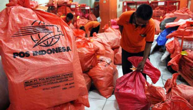 Karyawan PT Pos Indonesia sedang memeriksa barang masuk unutk dikirimkan ke tempat tujuan. Saat ini, PT Pos sedang memperluas jaringan bisnisnya.