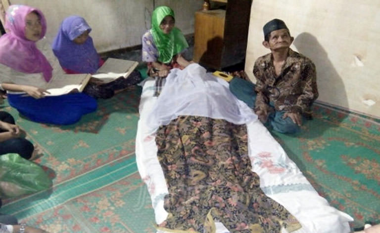 Jenazah Spono saat disemayamkan di rumah duka. Ia tewas kesetrum saat mencari ikan di Bah Bolon dengan alat setrum.