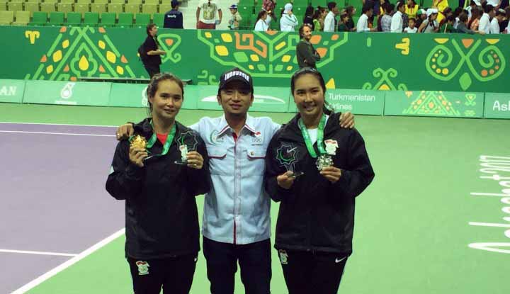 Beatrice Gumulya (kiri) bersama Aldila Sutjiadi usai final tunggal putri.