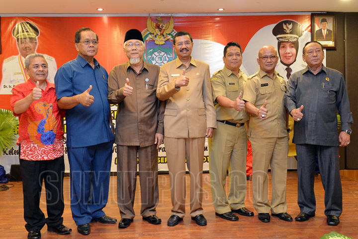 Foto: Iqbal/Sumut Pos Gubernur Sumatera Utara (Sumut) HT Erry Nuradi bersama peserta rapat koordinasi se-Sumut, di Hotel Polonia Medan, Senin (25/9).
