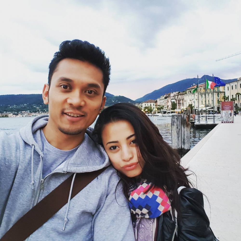 Angie Virgin harus menjalani hubungan jarak jauh alias long distance relationship (LDR) dengan suaminya, Habibie Syaaf.